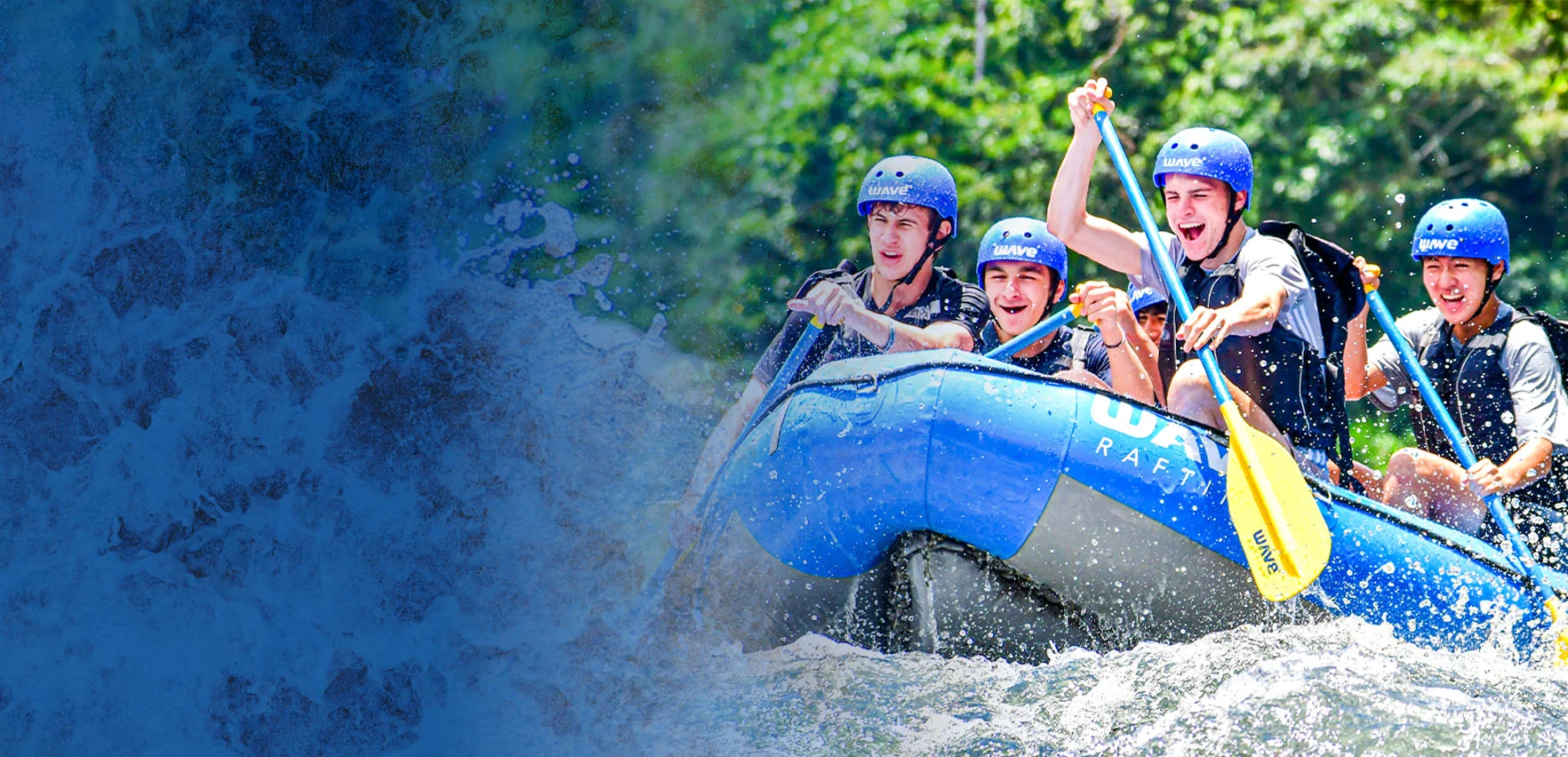 Grupo disfrutando del rafting en aguas blancas en Costa Rica con Wave Expeditions – Tour Clase III y IV