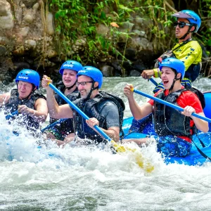 Private rafting tour with Wave Rafting in Costa Rica – small group adventure on the river